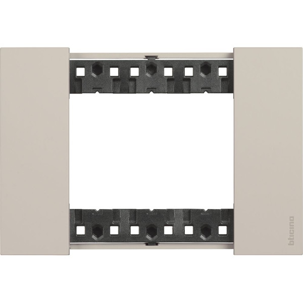Рамка на 3 модуля Bticino Living Now KA4803KM (итальянский стандарт) песочная