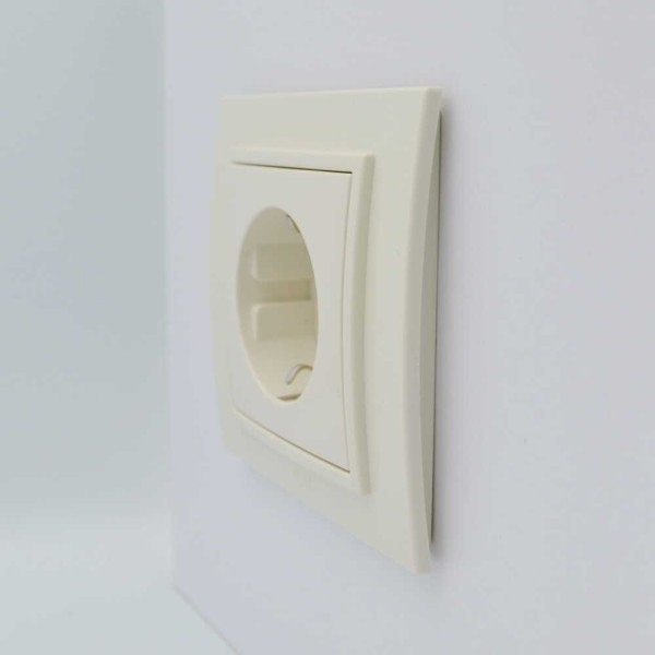 Розетка ZENA ELBI кремова 1-на з заземленням з рамкою ( 500-010300-217 ) - фото №1