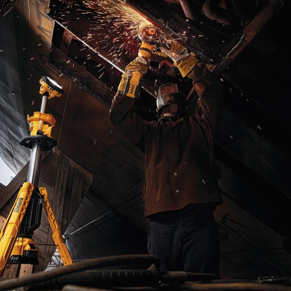 Акумуляторний ліхтар DeWALT DCL079 3000 Лм 18В 7,4 кг на штативі - фото №10