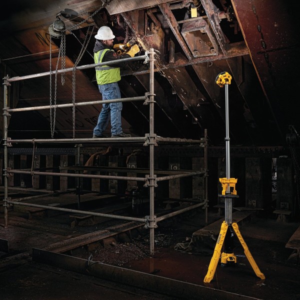 Акумуляторний ліхтар DeWALT DCL079 3000 Лм 18В 7,4 кг на штативі - фото №11