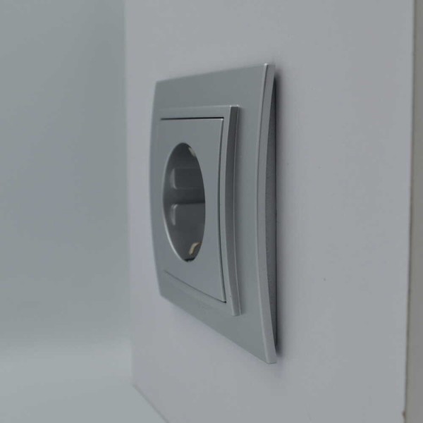 Розетка ELBI ZENA Silverline серый металлик 1-я с заземлением с рамкой ( 500-011000-217 ) - фото №1