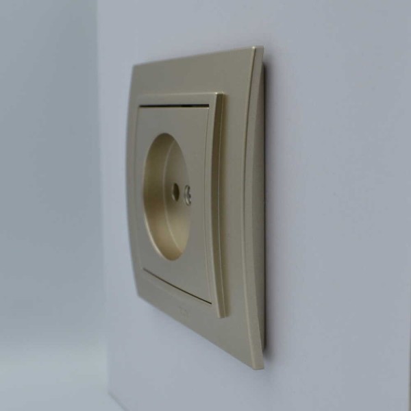 Розетка ELBI ZENA Silverline титан 1-я с заземлением с рамкой ( 500-011400-217 ) - фото №1