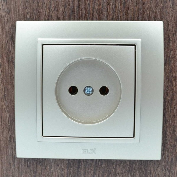 Розетка ELBI ZENA Silverline титан 1-я с заземлением с рамкой ( 500-011400-217 ) - фото №3