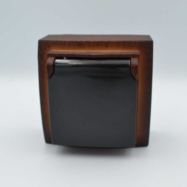 Розетка Nilson Themis орех 1-я с заземлением с крышкой ( 26271018 ) - фото №1