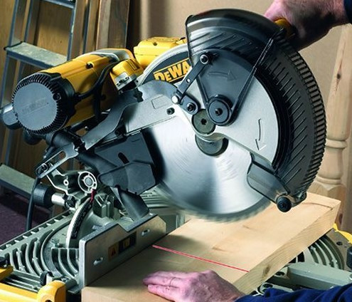 Торцевально-циркулярная пила DeWALT D27107 2000Вт - фото №3