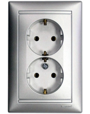 Розетка двойная со шторками (монтаж в 1 коробку) Valena алюминий