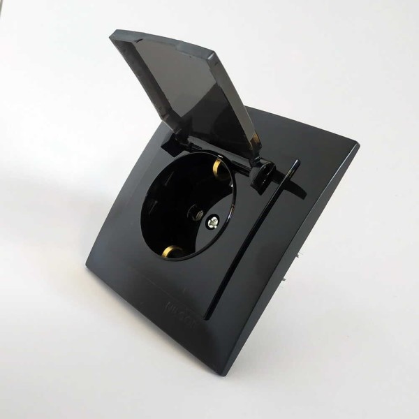 Розетка Nilson Touran чорна 1-на з заземленням з кришкою ( 24221018 )