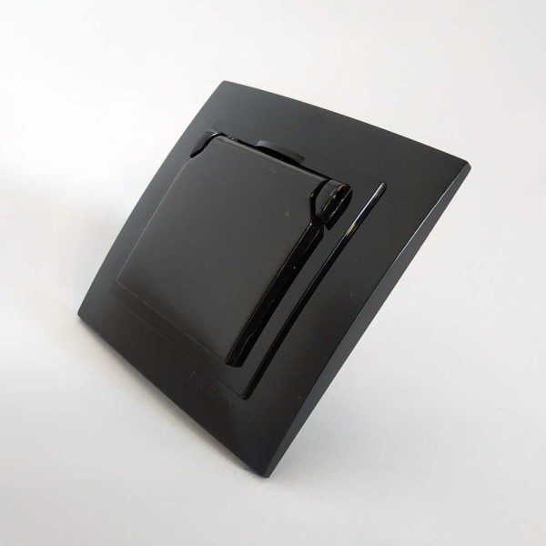 Розетка Nilson Touran чорна 1-на з заземленням з кришкою ( 24221018 ) - фото №1