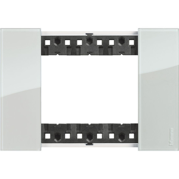 Рамка на 3 модулі Bticino Living Now KA4803DA (італійський стандарт) кольору неба