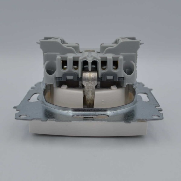 Розетка ELBI ZIRVE Fixline кремовая 1-я с заземлением (501-010301-217) - фото №1