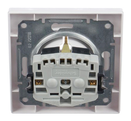 Розетка одинарная с заземлением с защитными шторками белая Asfora - фото №2