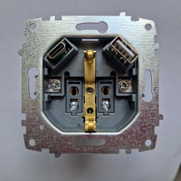 Розетка ELBI ZENA черный металлик 1-я с заземлением + 2USB ( Type C+A ) без рамки ( 609-011100-334 ) - фото №3