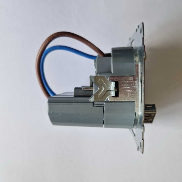 Розетка ELBI ZENA черный металлик 1-я с заземлением + 2USB ( Type C+A ) без рамки ( 609-011100-334 ) - фото №5