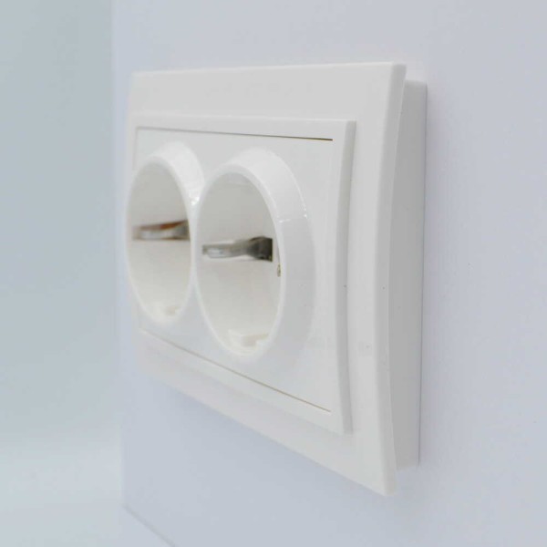 Розетка ELBI ZENA белая 2-я с заземлением ( 500-010200-907 ) - фото №1