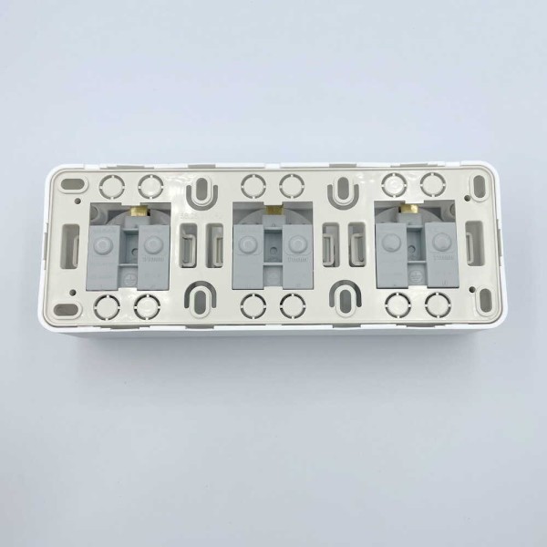 Розетка Nilson Unique біла 3-на з заземленням ( 28111060 ) - фото №3