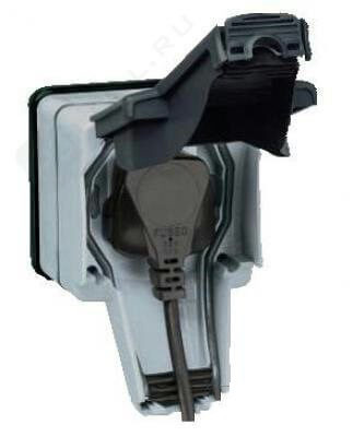 Розетка Legrand IP66 при вставленном штекере, серая