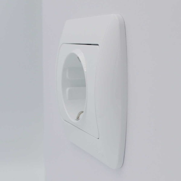 Розетка ELBI ZIRVE Fixline белая 1-я с заземлением защита от детей ( 501-010201-218 ) - фото №1