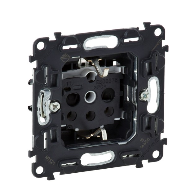 Механизм розетки с з/к и шторками Legrand Valena In`Matic