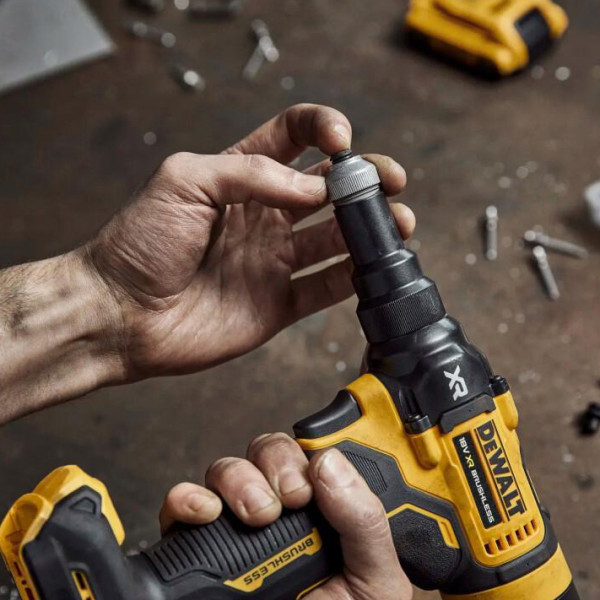 Безщітковий заклепочник DeWALT DCF414NT XR Li-Ion 18 В ∅4мм - фото №1