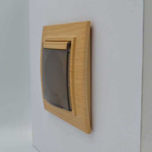 Розетка ELBI ZENA Woodline клен 1-на з заземленням з кришкою з рамкою ( 500-012700-218 ) - фото №1
