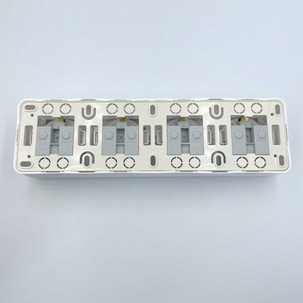 Розетка Nilson Unique біла 4-на з заземленням ( 28111083 ) - фото №3