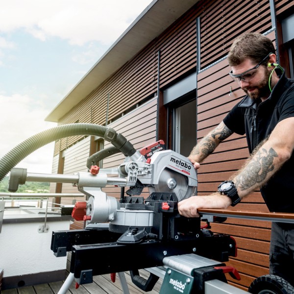 Аккумуляторная торцовочная пила Metabo KGS 18 LTX BL 216 (614216810) - фото №2