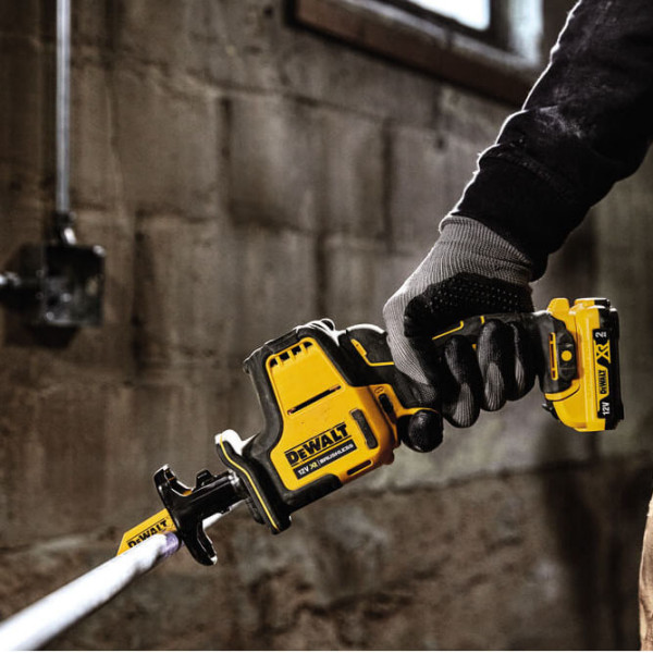 Сабельная аккумуляторная пила DeWALT DCS312D2 XR Li-Ion 10,8/12В 0-2800ход/мин с 2 аккумуляторами 2Ач и зарядным устройством - фото №3