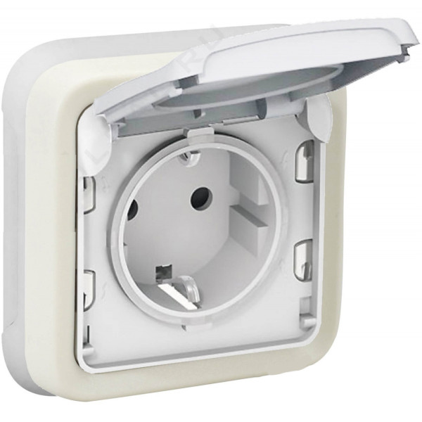 Розетка с крышкой белая Legrand