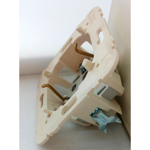 Одинарная розетка Logus 21131 TGE 2P+Z Шуко 16А 250В (лед) - фото №1