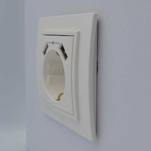 Розетка ELBI ZENA белая 1-я с заземлением + 2USB без рамки ( 609-010200-317 ) - фото №2